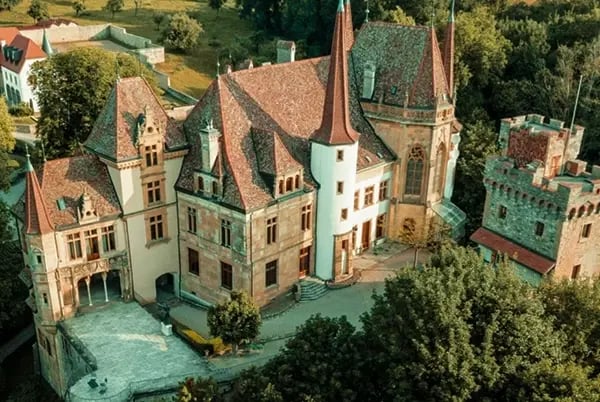 Chateau-de-Gorgier-à-vendre-en-Suisse-e1530800886929-1080x675-1