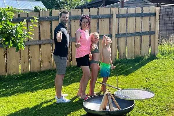 Marc Bachmann mit Feuerschalengrill