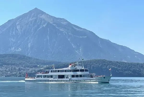 Niesen und Schiff