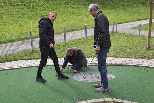 Team Fernwärme beim minigolfen