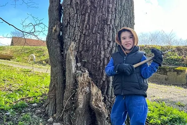 Lean mit Baum und Efeu