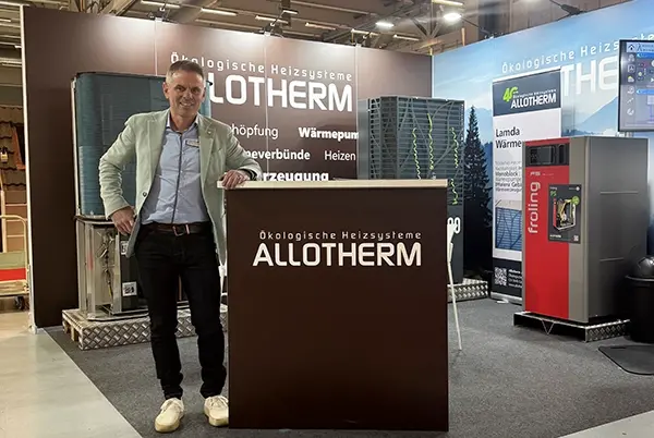 Niki Aebersold an der Bauen Wohnen Energie Messe Bern