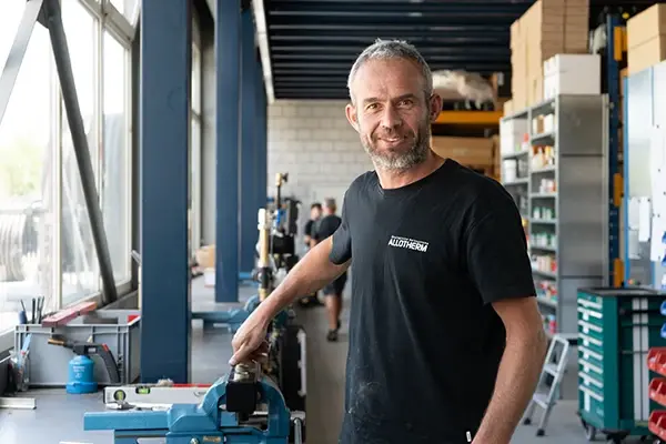 Alex Stucki und Fernwärmeübergabestation