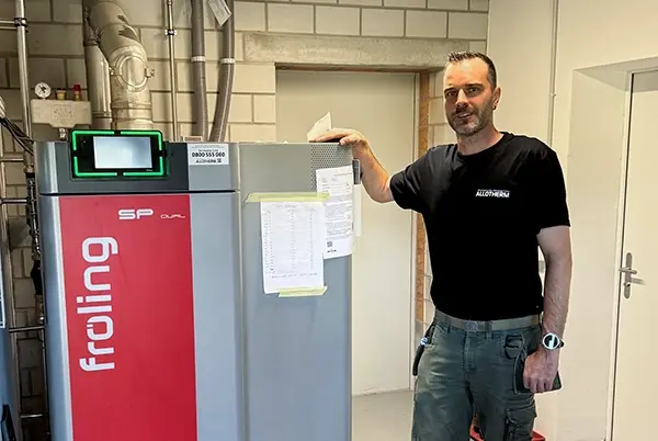 Simon Eggimann bei Inbetriebnahme Fröling SP DUAL
