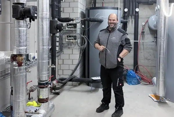 Frederik Schwab mit Allotherm bei IBN Lambda Wärmepumpe
